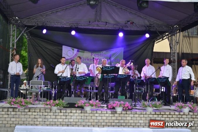 Zdjęcie w galerii na portalu naszraciborz.pl: Orkiestry dęte po raz piąty zagrały w Tworkowie  wiadomości z regionu