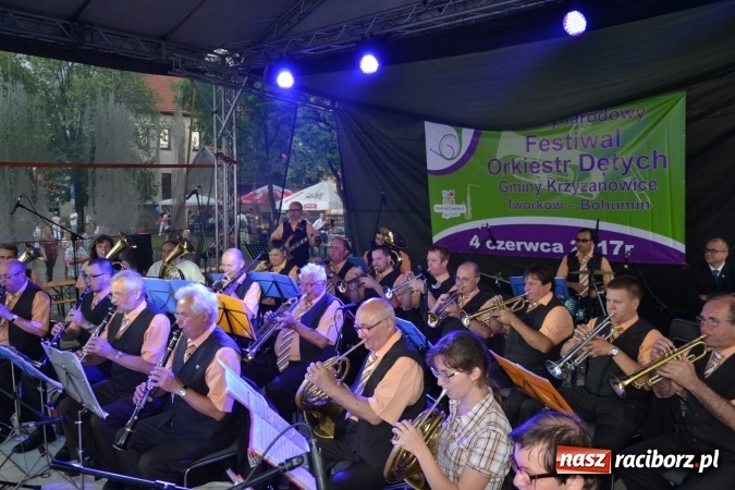 Zdjęcie w galerii na portalu naszraciborz.pl: Orkiestry dęte po raz piąty zagrały w Tworkowie  wiadomości z regionu