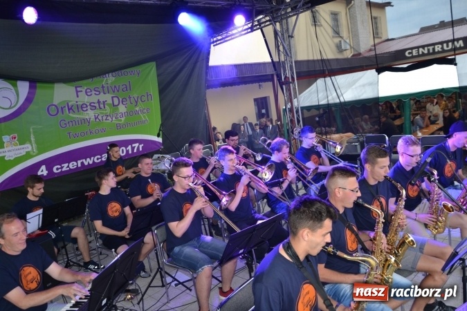Zdjęcie w galerii na portalu naszraciborz.pl: Orkiestry dęte po raz piąty zagrały w Tworkowie  wiadomości z regionu