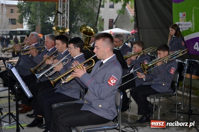 Zdjęcie w galerii na portalu naszraciborz.pl: Orkiestry dęte po raz piąty zagrały w Tworkowie  wiadomości z regionu