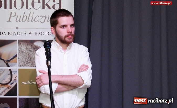 Zdjęcie w galerii na portalu naszraciborz.pl: Noc Bibliotek 2017: spotkanie z biografem Osieckiej, recital Kuby Blokesza  wiadomości z regionu