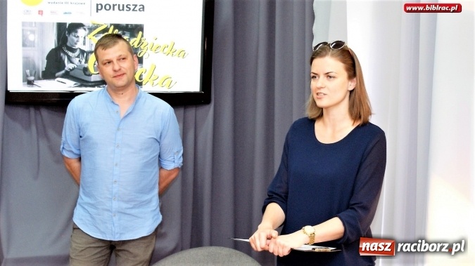 Zdjęcie w galerii na portalu naszraciborz.pl: Noc Bibliotek 2017: spotkanie z biografem Osieckiej, recital Kuby Blokesza  wiadomości z regionu