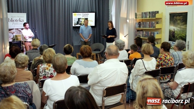 Zdjęcie w galerii na portalu naszraciborz.pl: Noc Bibliotek 2017: spotkanie z biografem Osieckiej, recital Kuby Blokesza  wiadomości z regionu