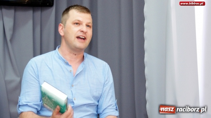 Zdjęcie w galerii na portalu naszraciborz.pl: Noc Bibliotek 2017: spotkanie z biografem Osieckiej, recital Kuby Blokesza  wiadomości z regionu