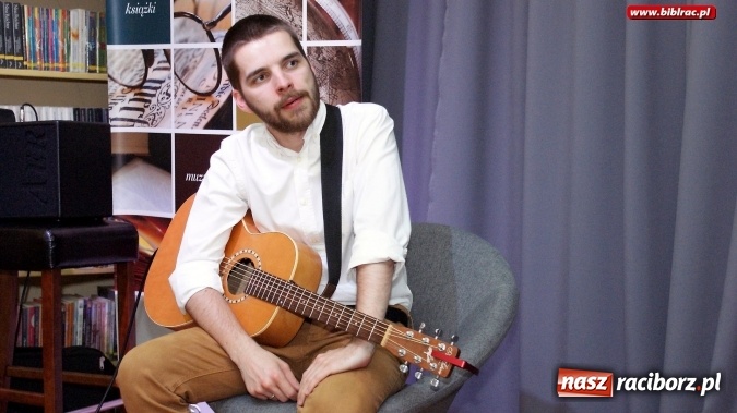 Zdjęcie w galerii na portalu naszraciborz.pl: Noc Bibliotek 2017: spotkanie z biografem Osieckiej, recital Kuby Blokesza  wiadomości z regionu