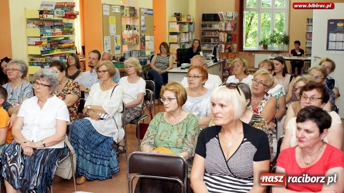 Zdjęcie w galerii na portalu naszraciborz.pl: Noc Bibliotek 2017: spotkanie z biografem Osieckiej, recital Kuby Blokesza  wiadomości z regionu