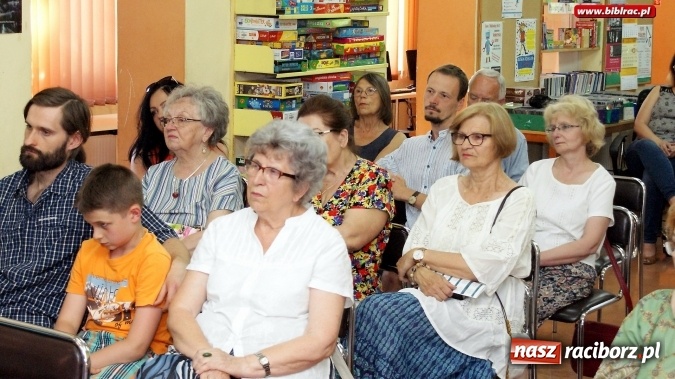 Zdjęcie w galerii na portalu naszraciborz.pl: Noc Bibliotek 2017: spotkanie z biografem Osieckiej, recital Kuby Blokesza  wiadomości z regionu