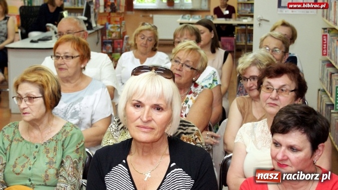 Zdjęcie w galerii na portalu naszraciborz.pl: Noc Bibliotek 2017: spotkanie z biografem Osieckiej, recital Kuby Blokesza  wiadomości z regionu
