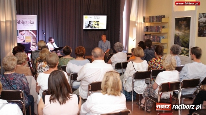 Zdjęcie w galerii na portalu naszraciborz.pl: Noc Bibliotek 2017: spotkanie z biografem Osieckiej, recital Kuby Blokesza  wiadomości z regionu