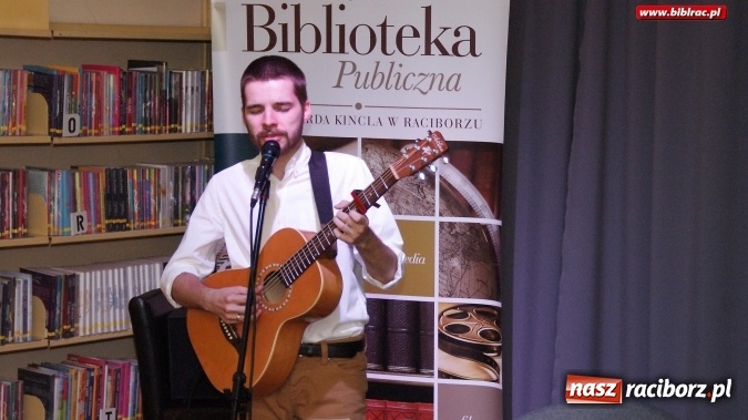 Zdjęcie w galerii na portalu naszraciborz.pl: Noc Bibliotek 2017: spotkanie z biografem Osieckiej, recital Kuby Blokesza  wiadomości z regionu