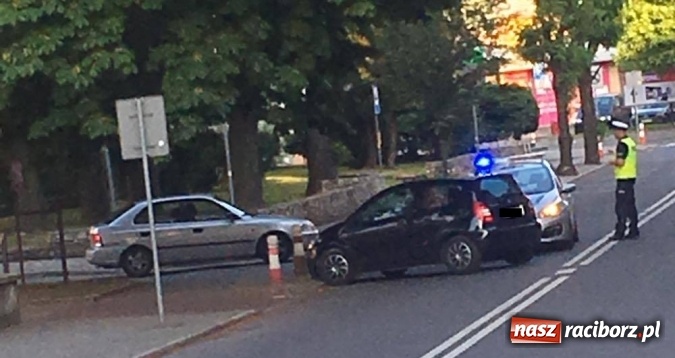 Zdjęcie w galerii na portalu naszraciborz.pl: Na Ogrodowej citroen stoczył się na jezdnię wiadomości z regionu