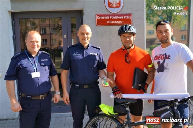 Zdjęcie w galerii na portalu naszraciborz.pl: Charytatywna wyprawa rowerowa dotarła do raciborskich policjantów, którzy wsparli akcję  wiadomości z regionu
