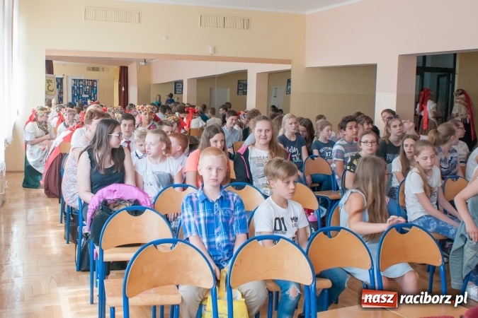 Zdjęcie w galerii na portalu naszraciborz.pl: Członkowie i sympatycy Towarzystwa Przyjaciół Dzieci spotkali się w Gimnazjum nr 3 wiadomości z regionu