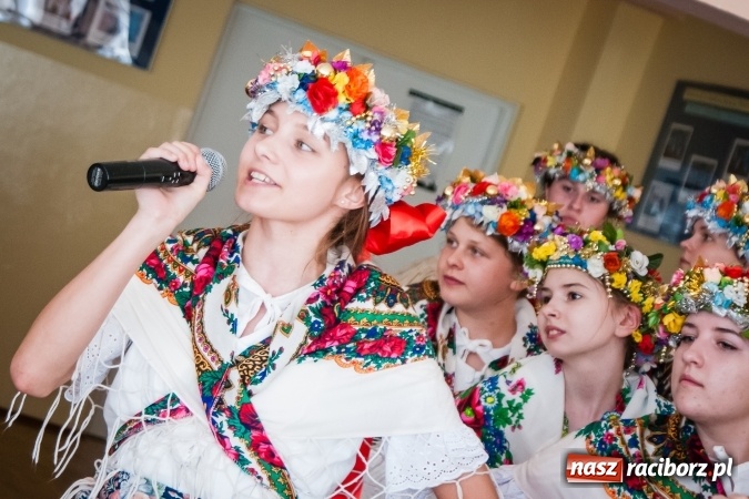 Zdjęcie w galerii na portalu naszraciborz.pl: Członkowie i sympatycy Towarzystwa Przyjaciół Dzieci spotkali się w Gimnazjum nr 3 wiadomości z regionu