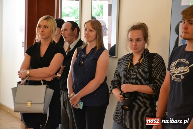 Zdjęcie w galerii na portalu naszraciborz.pl: Wernisaż wystawy rysunków Andrzeja Mleczki na Zamku Piastowskim wiadomości z regionu