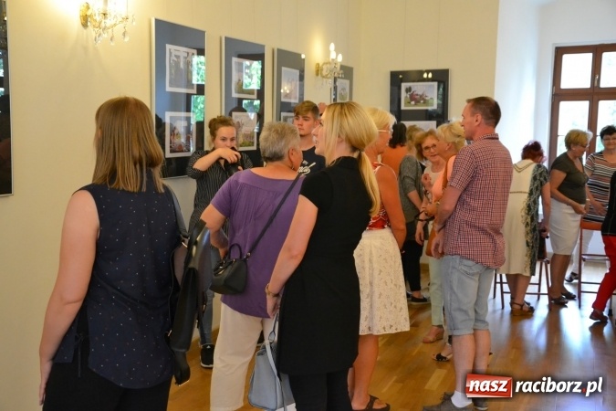 Zdjęcie w galerii na portalu naszraciborz.pl: Wernisaż wystawy rysunków Andrzeja Mleczki na Zamku Piastowskim wiadomości z regionu