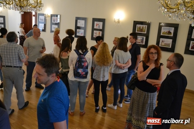 Zdjęcie w galerii na portalu naszraciborz.pl: Wernisaż wystawy rysunków Andrzeja Mleczki na Zamku Piastowskim wiadomości z regionu