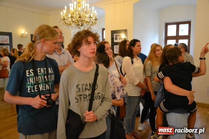 Zdjęcie w galerii na portalu naszraciborz.pl: Wernisaż wystawy rysunków Andrzeja Mleczki na Zamku Piastowskim wiadomości z regionu