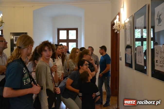 Zdjęcie w galerii na portalu naszraciborz.pl: Wernisaż wystawy rysunków Andrzeja Mleczki na Zamku Piastowskim wiadomości z regionu