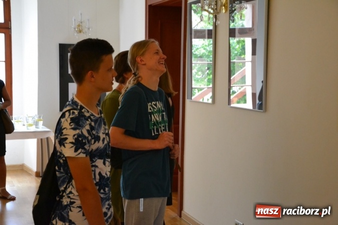 Zdjęcie w galerii na portalu naszraciborz.pl: Wernisaż wystawy rysunków Andrzeja Mleczki na Zamku Piastowskim wiadomości z regionu