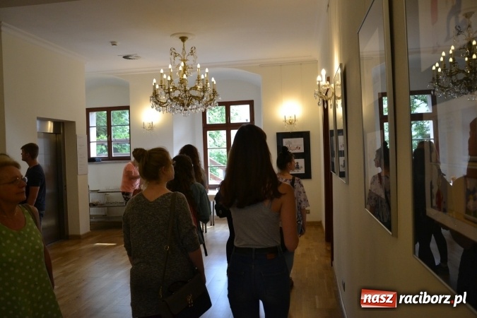Zdjęcie w galerii na portalu naszraciborz.pl: Wernisaż wystawy rysunków Andrzeja Mleczki na Zamku Piastowskim wiadomości z regionu