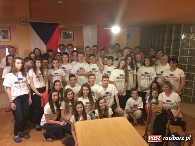 Zdjęcie w galerii na portalu naszraciborz.pl: Różni, ale razem - nowy projekt szkoły w Grzegorzowicach w ramach współpracy z czeską placówką wiadomości z regionu