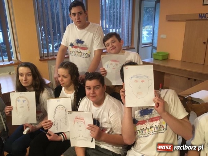 Zdjęcie w galerii na portalu naszraciborz.pl: Różni, ale razem - nowy projekt szkoły w Grzegorzowicach w ramach współpracy z czeską placówką wiadomości z regionu