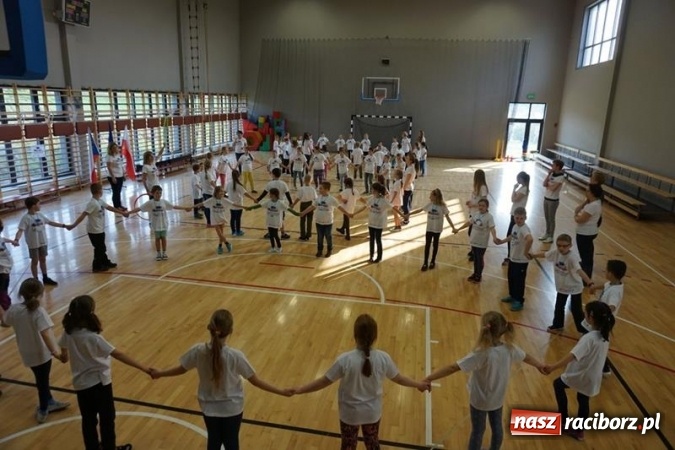 Zdjęcie w galerii na portalu naszraciborz.pl: Różni, ale razem - nowy projekt szkoły w Grzegorzowicach w ramach współpracy z czeską placówką wiadomości z regionu