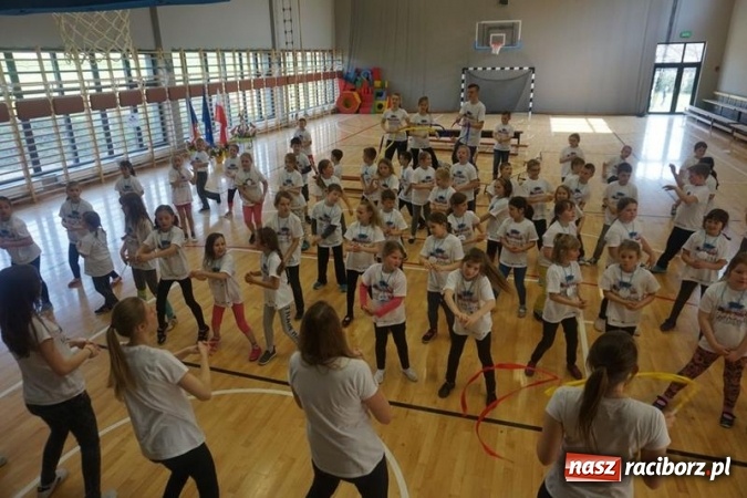 Zdjęcie w galerii na portalu naszraciborz.pl: Różni, ale razem - nowy projekt szkoły w Grzegorzowicach w ramach współpracy z czeską placówką wiadomości z regionu