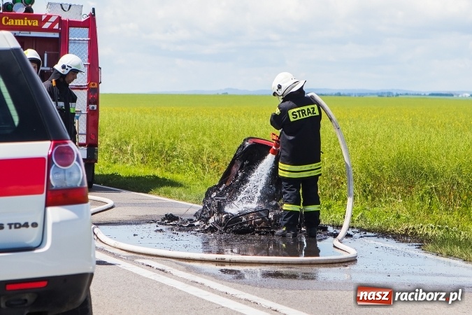 Zdjęcie w galerii na portalu naszraciborz.pl: Pojazd dla inwalidy spłonął na trasie Samborowice - Pietraszyn  wiadomości z regionu