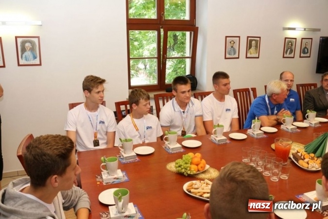 Zdjęcie w galerii na portalu naszraciborz.pl: Zawodnicy SALOS Pogrzebień na Zamku Piastowskim w Raciborzu wiadomości z regionu