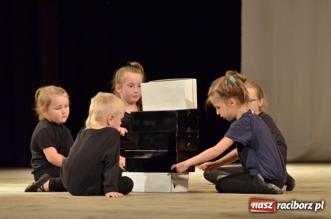 Zdjęcie w galerii na portalu naszraciborz.pl: Teatry na zakończenie pikniku rodzinnego w Strzesze  wiadomości z regionu