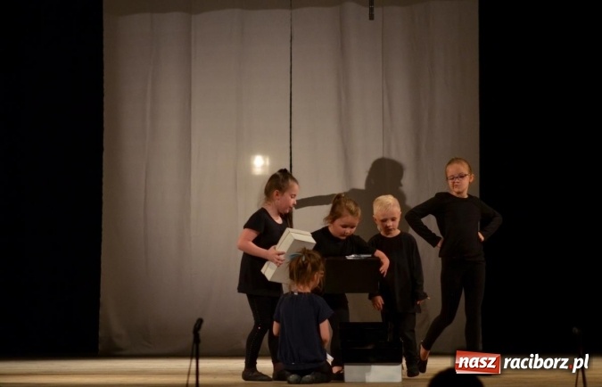 Zdjęcie w galerii na portalu naszraciborz.pl: Teatry na zakończenie pikniku rodzinnego w Strzesze  wiadomości z regionu