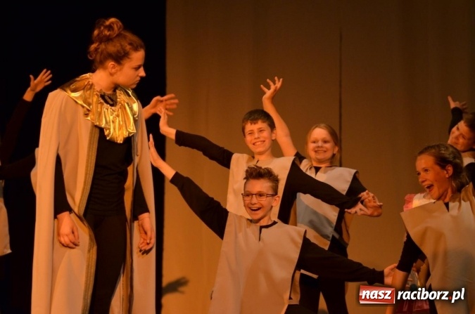 Zdjęcie w galerii na portalu naszraciborz.pl: Teatry na zakończenie pikniku rodzinnego w Strzesze  wiadomości z regionu