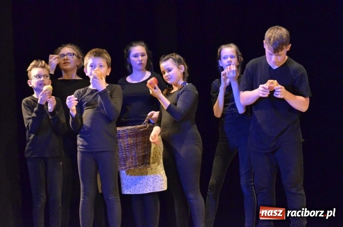 Zdjęcie w galerii na portalu naszraciborz.pl: Teatry na zakończenie pikniku rodzinnego w Strzesze  wiadomości z regionu