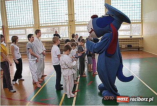 Zdjęcie w galerii na portalu naszraciborz.pl: Sznupek na zimowej przygodzie z dziećmi wiadomości z regionu