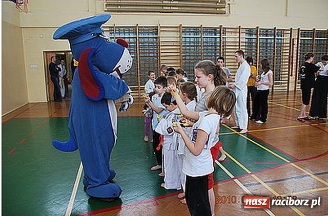 Zdjęcie w galerii na portalu naszraciborz.pl: Sznupek na zimowej przygodzie z dziećmi wiadomości z regionu