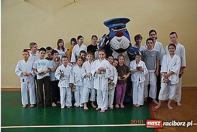 Zdjęcie w galerii na portalu naszraciborz.pl: Sznupek na zimowej przygodzie z dziećmi wiadomości z regionu