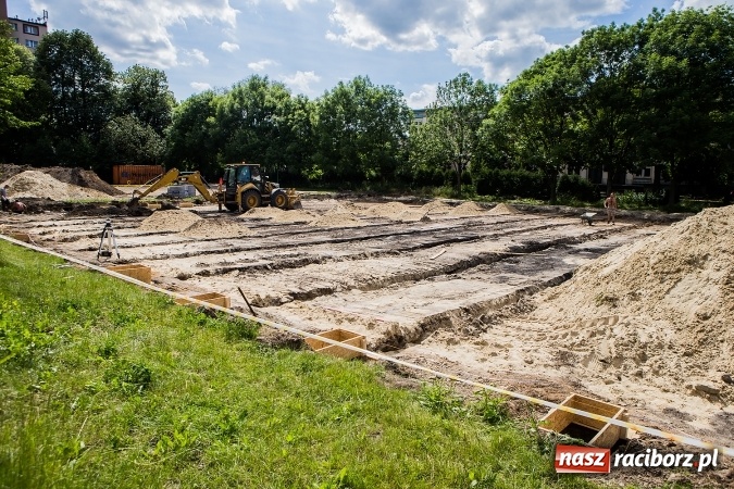 Zdjęcie w galerii na portalu naszraciborz.pl: Przy ulicy Słowackiego powstaje kompleks kortów tenisowych wiadomości z regionu