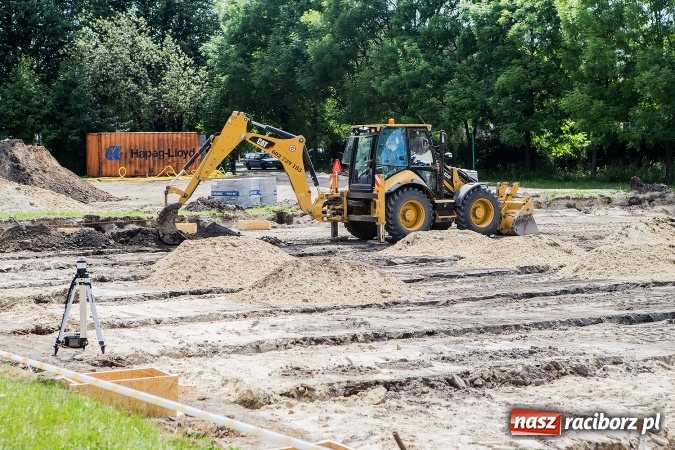 Zdjęcie w galerii na portalu naszraciborz.pl: Przy ulicy Słowackiego powstaje kompleks kortów tenisowych wiadomości z regionu
