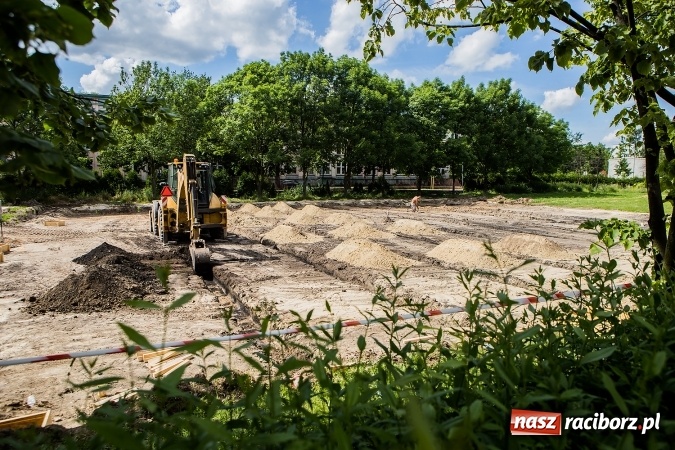 Zdjęcie w galerii na portalu naszraciborz.pl: Przy ulicy Słowackiego powstaje kompleks kortów tenisowych wiadomości z regionu