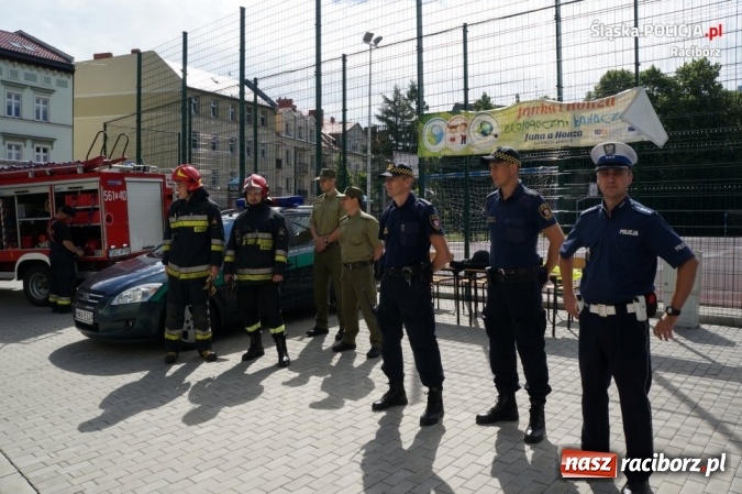 Zdjęcie w galerii na portalu naszraciborz.pl: Chronią, bronią, pomagają – w Szkole Podstawowej nr 4 odbył się piknik służb mundurowych  wiadomości z regionu