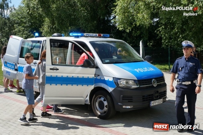 Zdjęcie w galerii na portalu naszraciborz.pl: Chronią, bronią, pomagają – w Szkole Podstawowej nr 4 odbył się piknik służb mundurowych  wiadomości z regionu