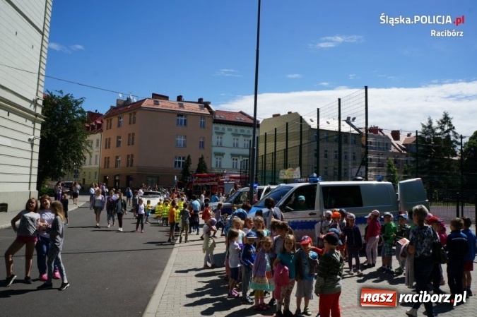 Zdjęcie w galerii na portalu naszraciborz.pl: Chronią, bronią, pomagają – w Szkole Podstawowej nr 4 odbył się piknik służb mundurowych  wiadomości z regionu