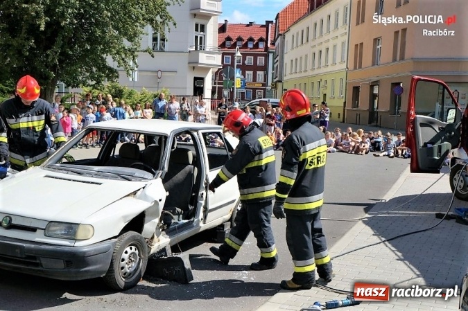 Zdjęcie w galerii na portalu naszraciborz.pl: Chronią, bronią, pomagają – w Szkole Podstawowej nr 4 odbył się piknik służb mundurowych  wiadomości z regionu