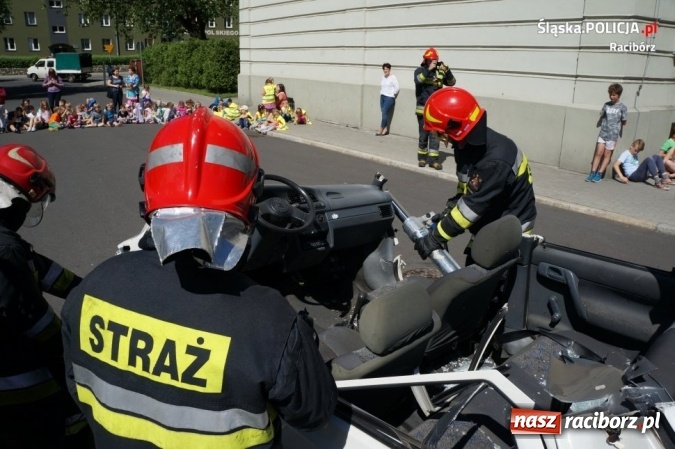 Zdjęcie w galerii na portalu naszraciborz.pl: Chronią, bronią, pomagają – w Szkole Podstawowej nr 4 odbył się piknik służb mundurowych  wiadomości z regionu