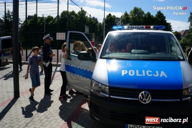 Zdjęcie w galerii na portalu naszraciborz.pl: Chronią, bronią, pomagają – w Szkole Podstawowej nr 4 odbył się piknik służb mundurowych  wiadomości z regionu