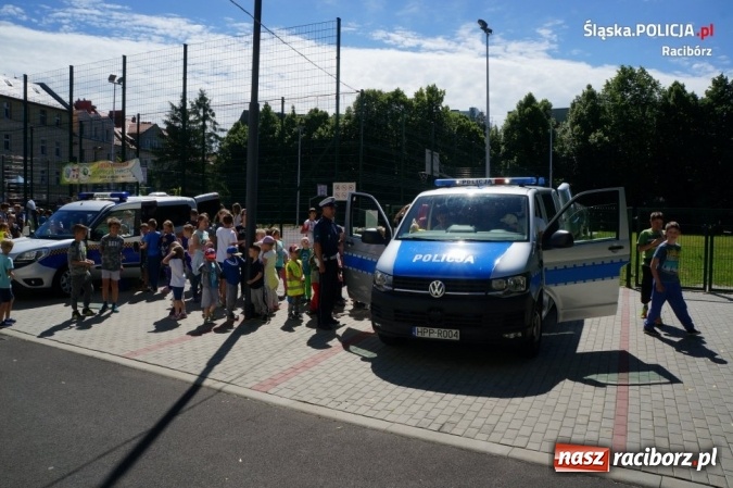 Zdjęcie w galerii na portalu naszraciborz.pl: Chronią, bronią, pomagają – w Szkole Podstawowej nr 4 odbył się piknik służb mundurowych  wiadomości z regionu