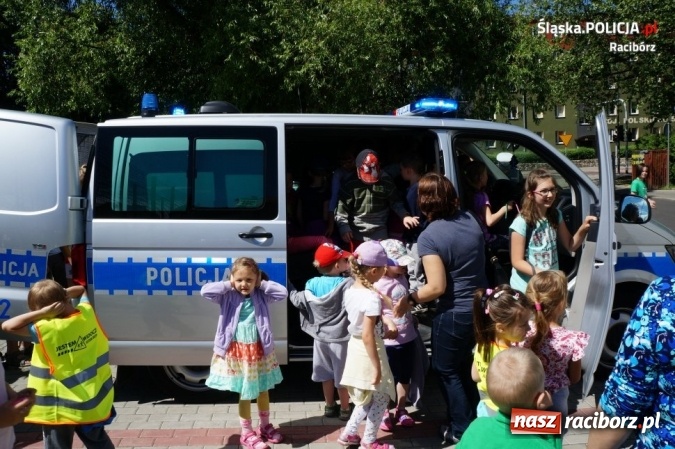 Zdjęcie w galerii na portalu naszraciborz.pl: Chronią, bronią, pomagają – w Szkole Podstawowej nr 4 odbył się piknik służb mundurowych  wiadomości z regionu