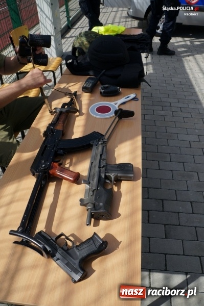 Zdjęcie w galerii na portalu naszraciborz.pl: Chronią, bronią, pomagają – w Szkole Podstawowej nr 4 odbył się piknik służb mundurowych  wiadomości z regionu